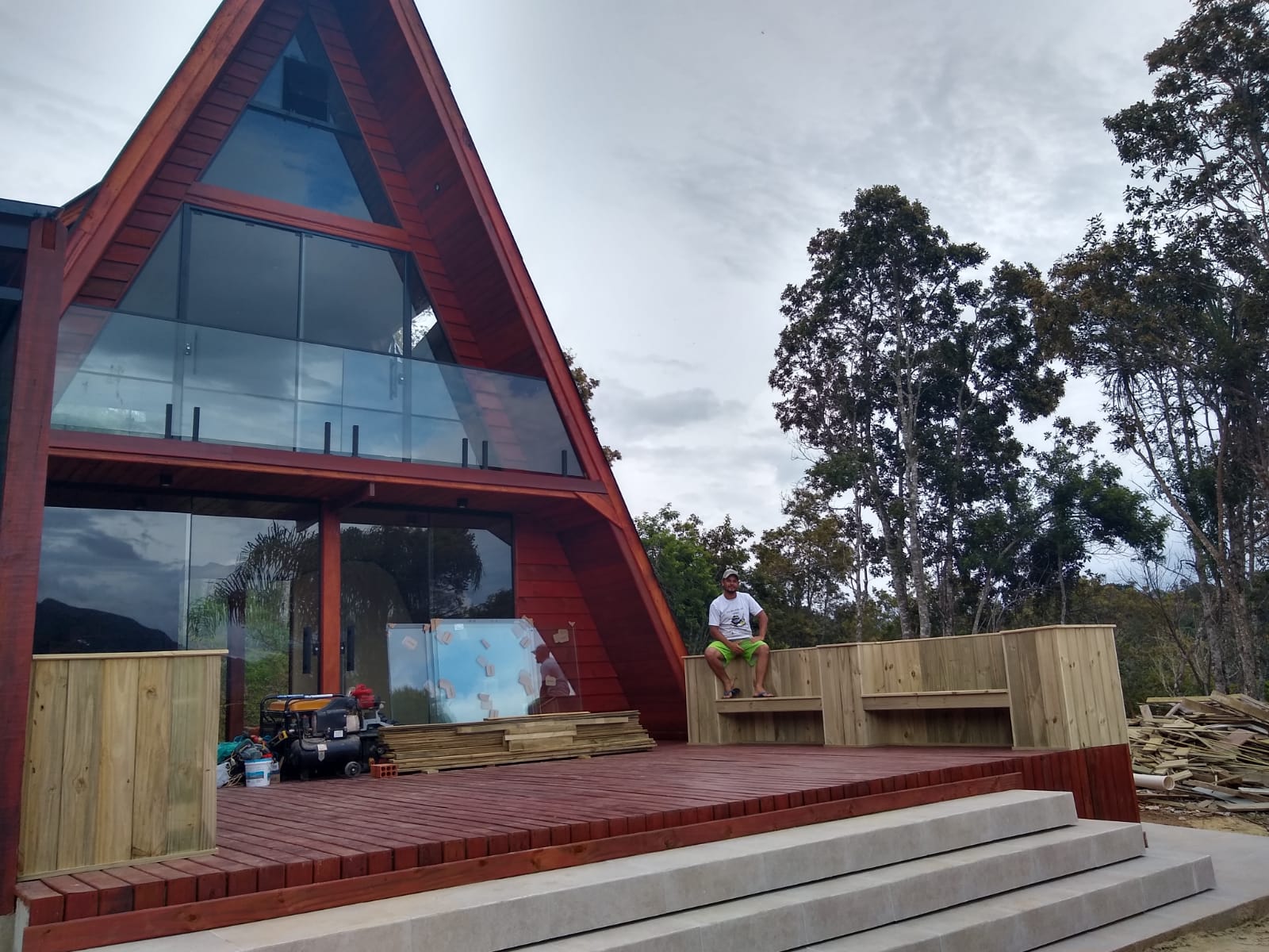Chalé modelo A construído em madeira com fachada de vidro